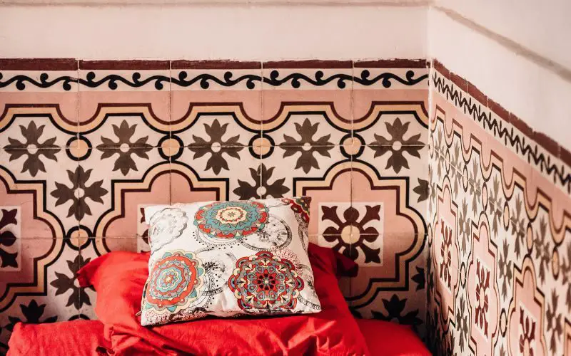Un lit dans la chambre d'un riad de Marrakech