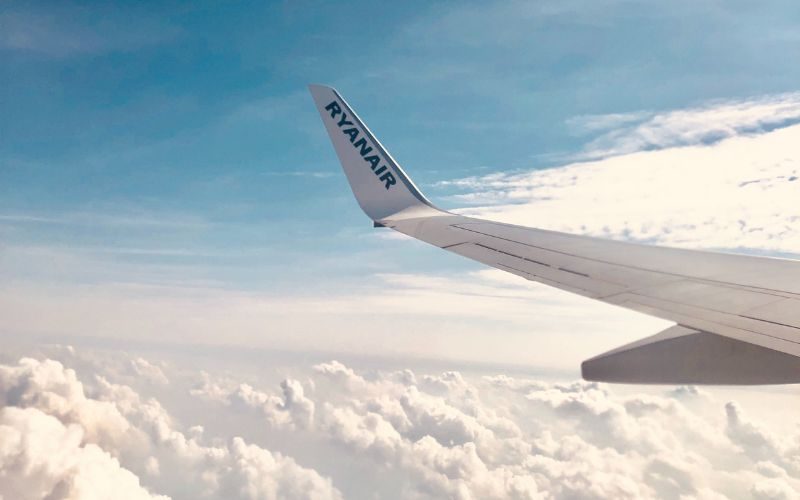 Un avion de la compagnie Ryanair dans les nuages, à destination de Marrakech