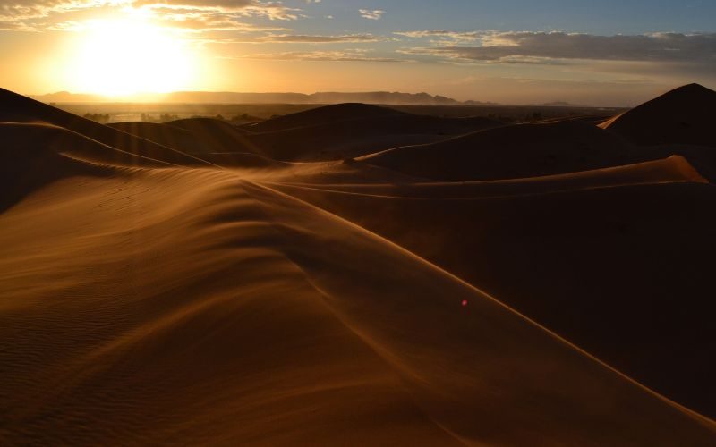 Coucher de soleil flamboyant au-dessus des dunes de sable