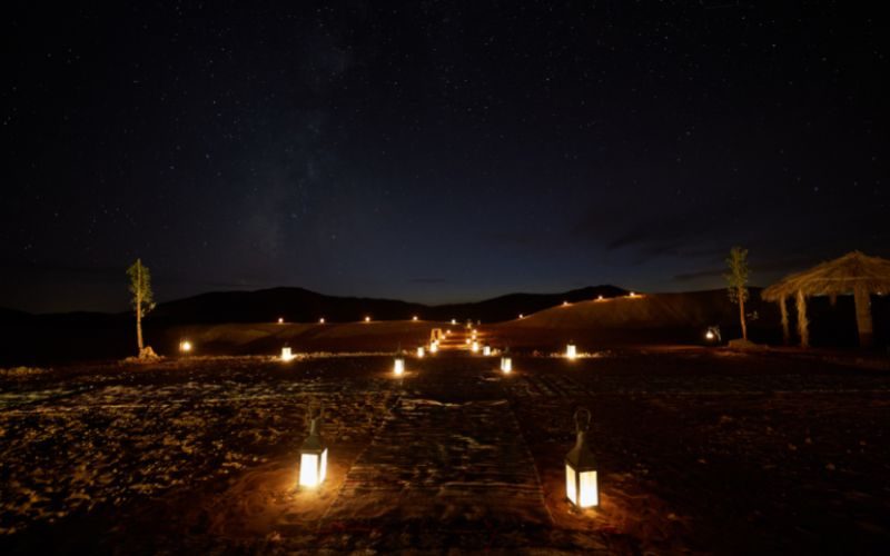 Nuit sur le camp de luxe du désert d'Agafay