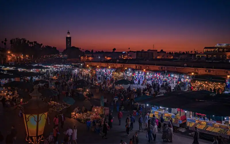 La Place Jemaa el Fna de Marrakech au soleil couchant