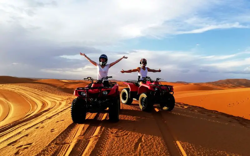 Deux amis en quad dans le désert de Marrakech