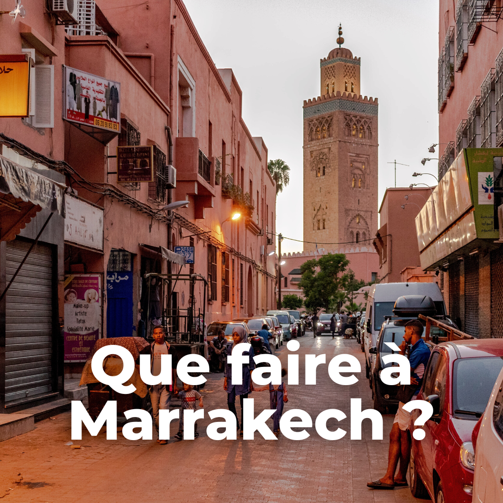 La Mosquée Koutoubia entre deux ruelles à Marrakech