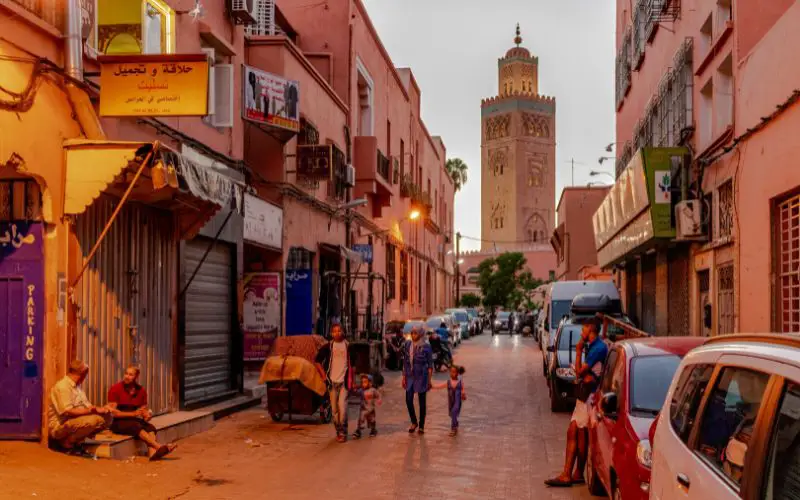 Vue de la Mosquée de Marrakech depuis une ruelle