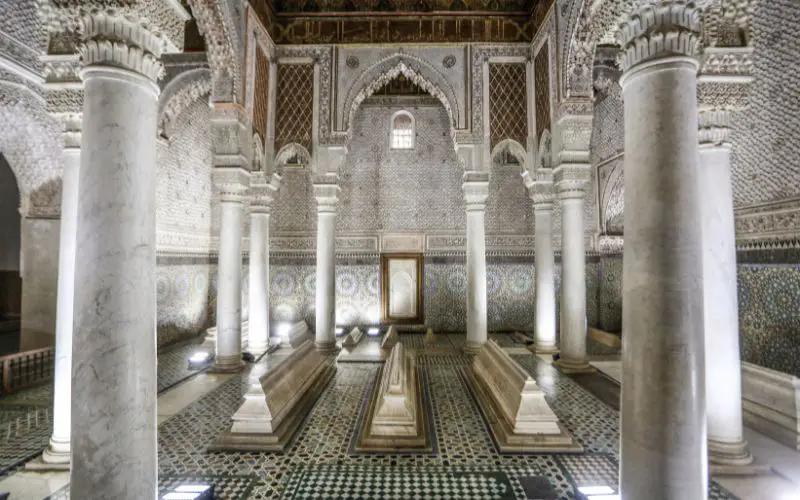 L'intérieur d'une des salles des Tombeaux Saadiens de Marrakech