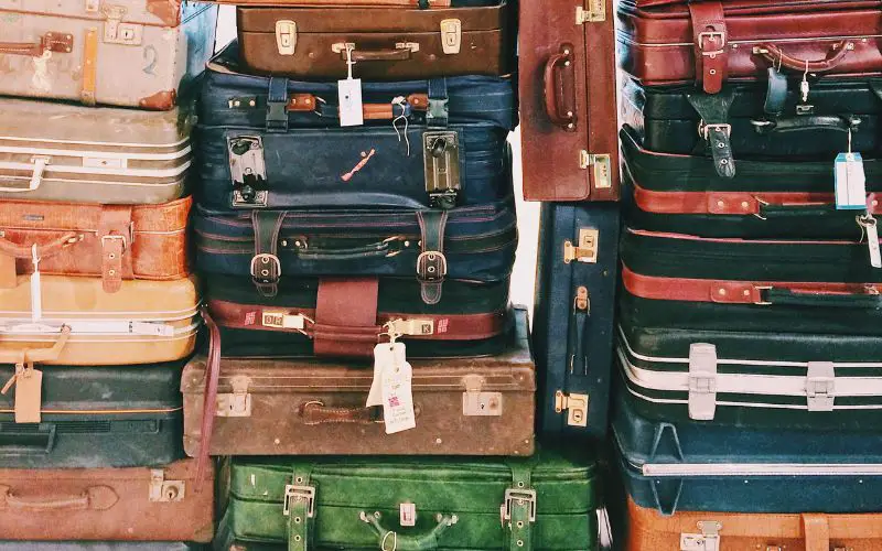 Des valises entassées à l'aéroport de Marrakech