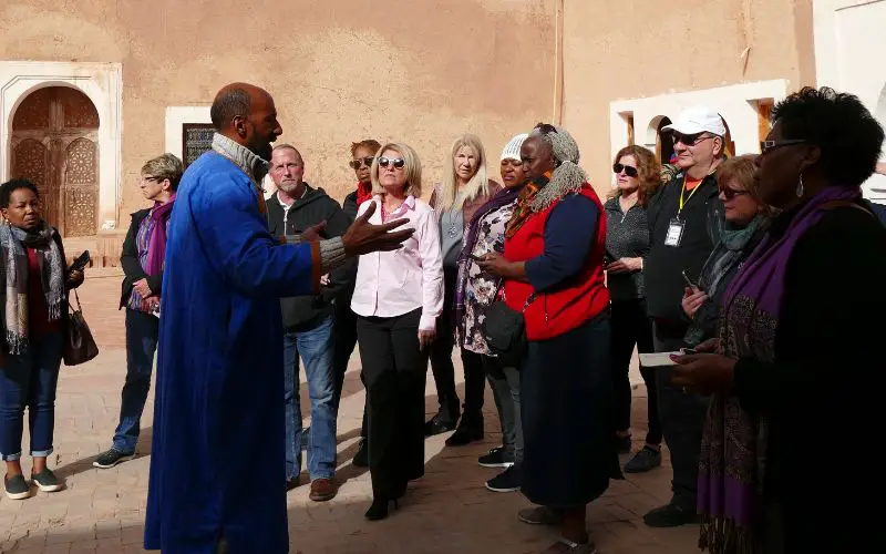 Visite d'un groupe avec un guide à Marrakech