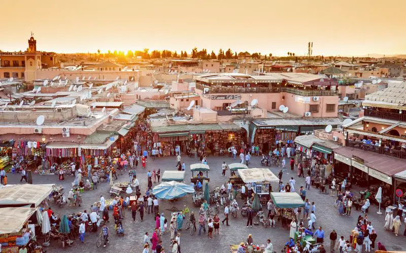 Visite guidée sur la Place Jemaa el Fna de Marrakech au coucher du soleil