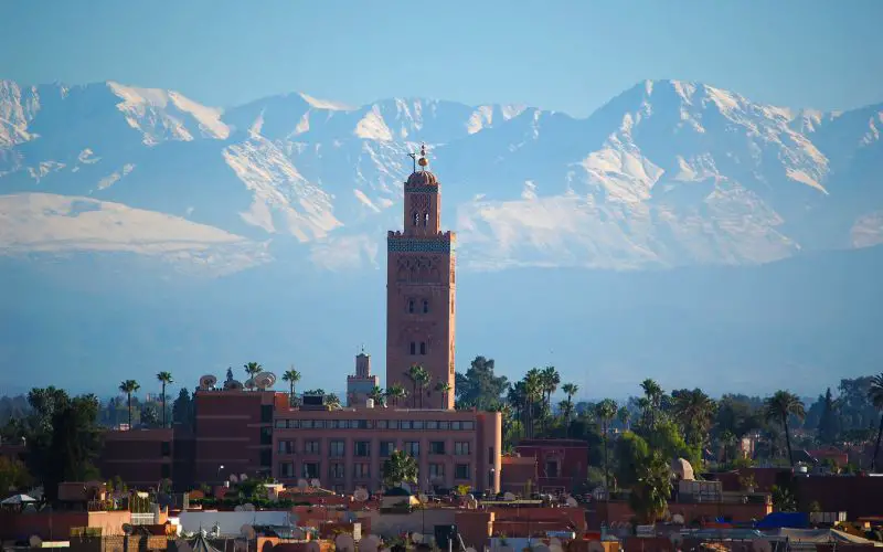Vue des montagnes de l'Atlas depuis le centre de Marrakech