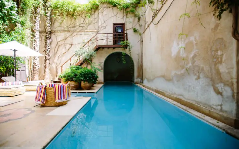 Une piscine aux alentours de Marrakech dans l'hôtel El Fenn
