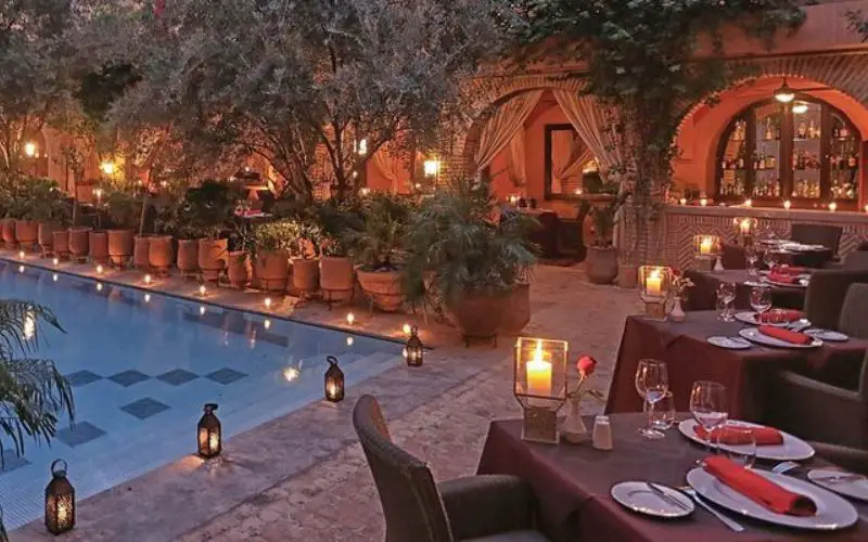 Le restaurant près de la piscine de la Maison Arabe à Marrakech