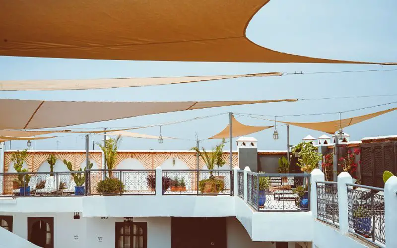 Vue d'un toit-terrasse d'un riad-restaurant de Marrakech