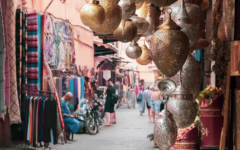 Différents étals et boutiques dans les souks de Marrakech, du tapis au luminaire en passant par la céramique