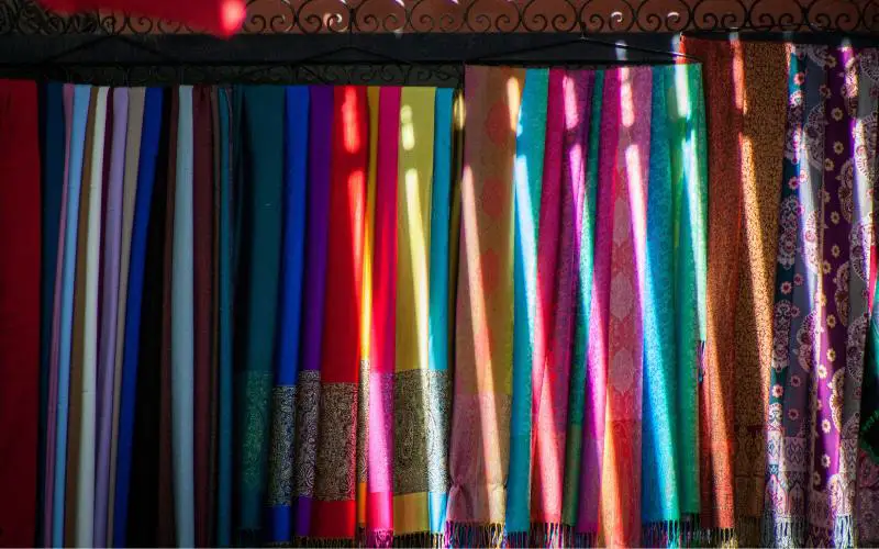 Des écharpes colorées dans le souk de Marrakech