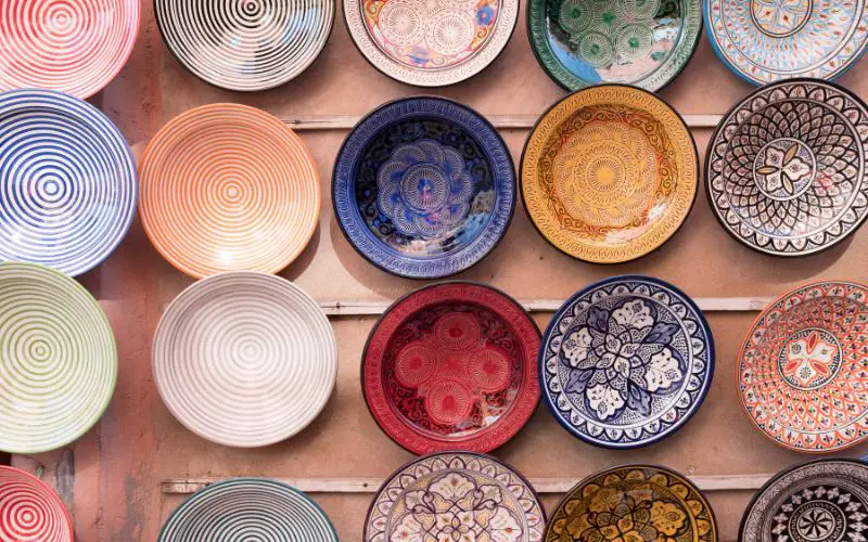 Des assiettes en céramique dans le souk de Marrakech