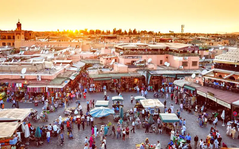 La Place Jemaa el Fna de Marrakech vue au coucher du soleil