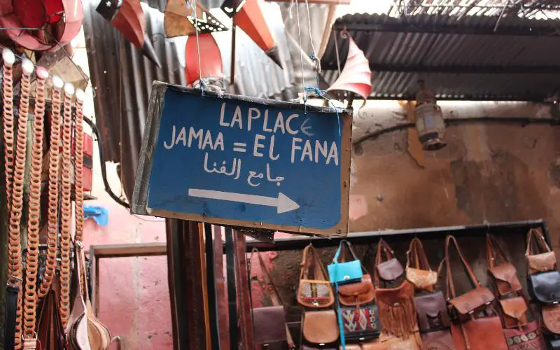 Panneau indiquant le souk de la Place Jemaa el Fna à Marrakech