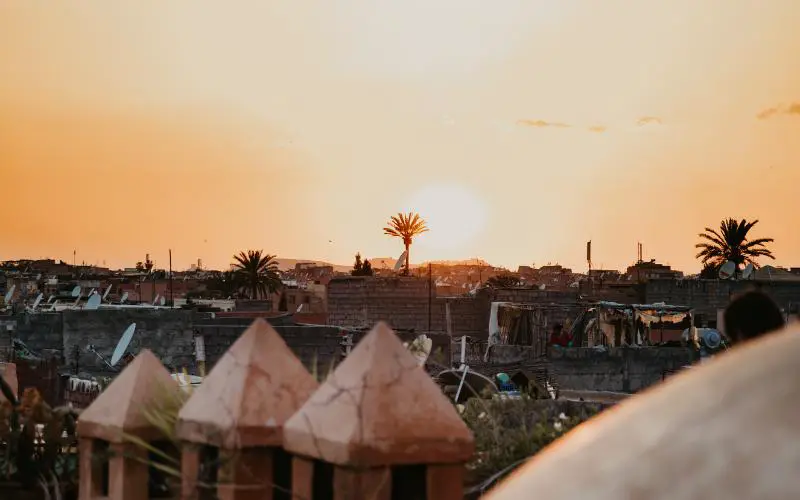 Coucher de soleil depuis les toits d'un riad à Marrakech