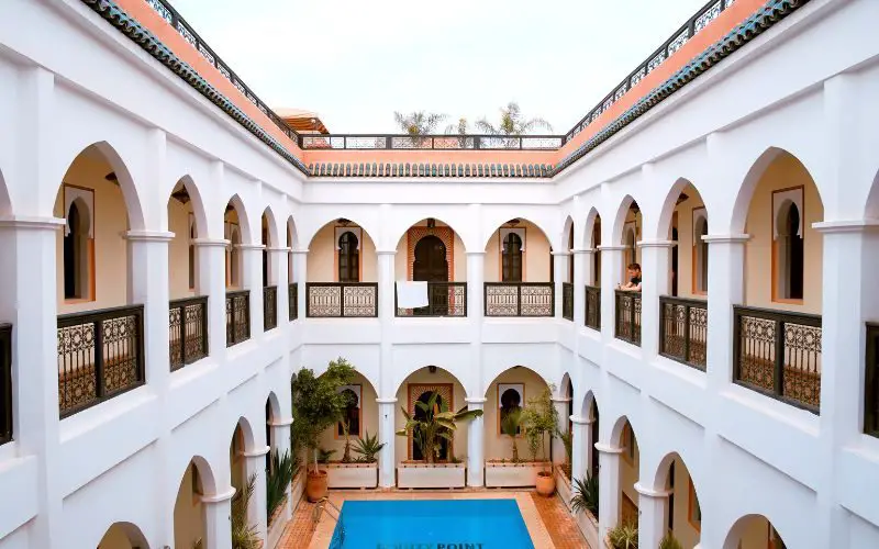 Vue du patio et de la piscine de l'Equity Point Hostel de Marrakech