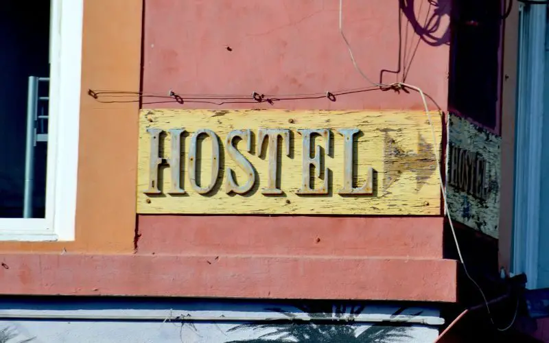 Un panneau indiquant une auberge de jeunesse, également appelée hostel, dans une rue de Marrakech