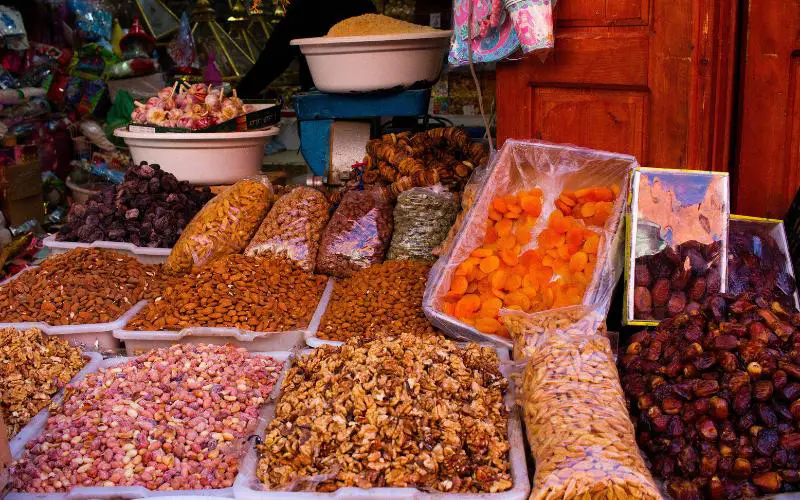 Fruits secs et noix sur un étal du souk Kchacha à Marrakech