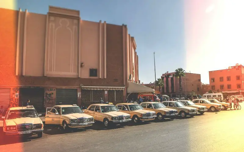 Des taxis en file indienne dans une rue de Marrakech