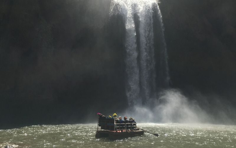 Le bateau des cascades qui traverse en passant sous les chutes d'eau