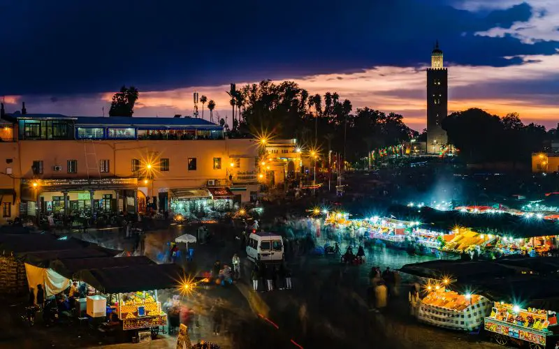 Vue d'en haut des stands de la Place Jemaa el Fna de Marrakech
