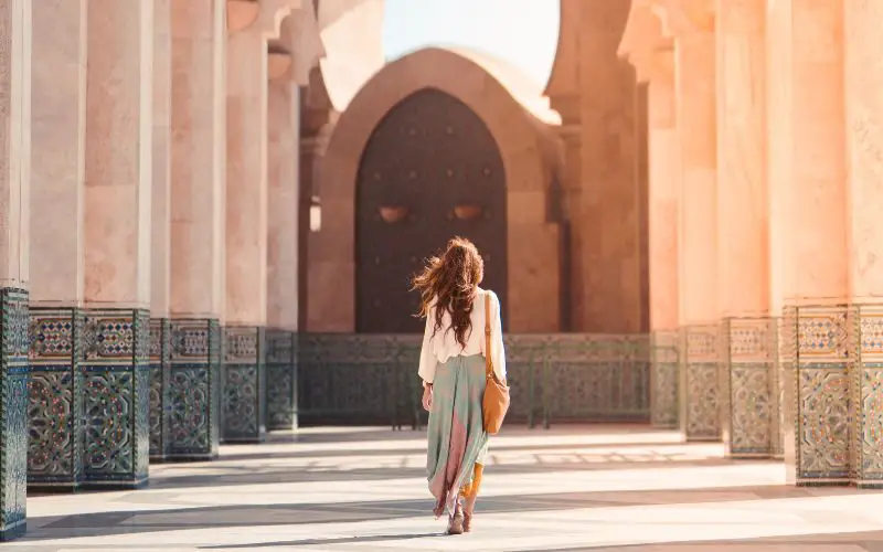 Une fille qui voyage en solo à Marrakech