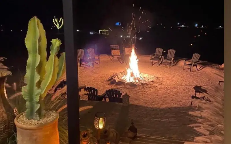 Un feu de camp dans la nuit du désert d'Agafay