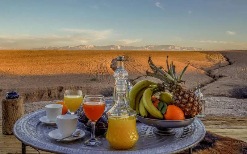 Le petit-déjeuner servi à l'Agafay Desert Luxury Camp