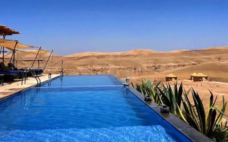 Piscine avec vue sur le désert de Marrakech à l'Agafay Desert Luxury Camp