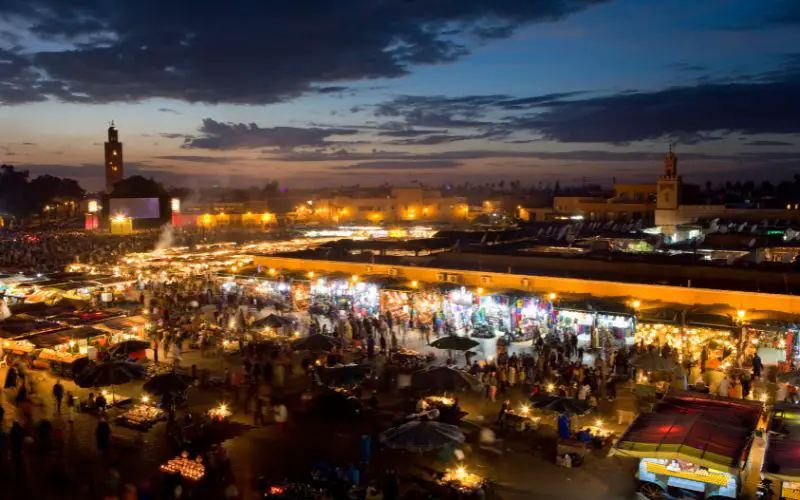 Le début de la nuit sur la Place Jemaa el Fna de Marrakech