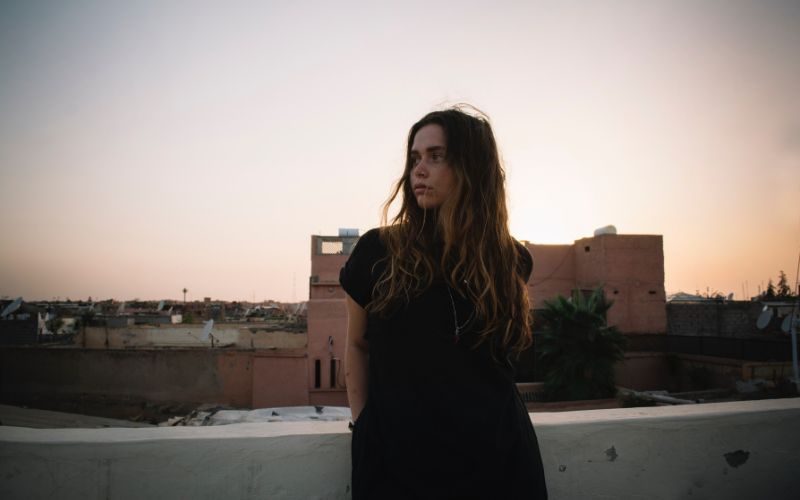 Une femme vêtue d'une longue robe noire en avril à Marrakech