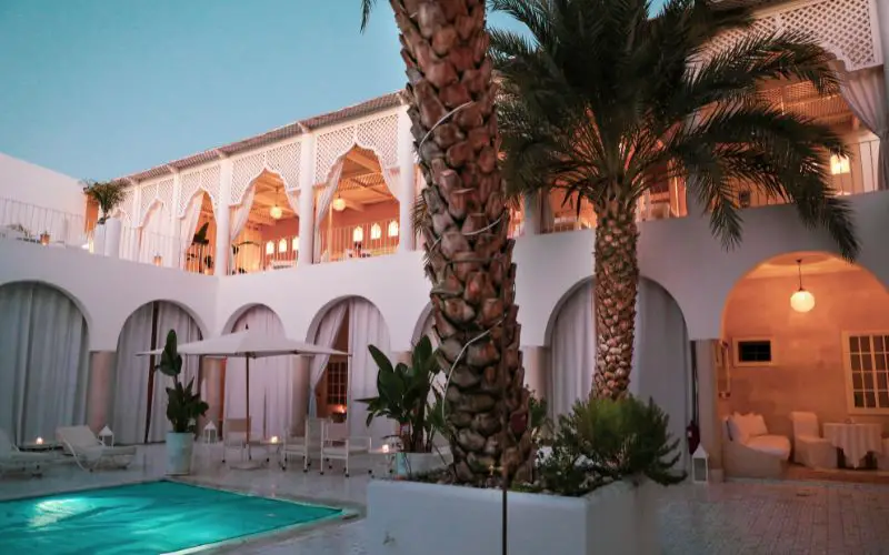 Une piscine à Marrakech dans un hôtel un soir de juillet