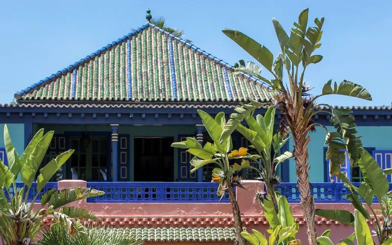 Le Jardin Majorelle de Marrakech sous un grand ciel bleu
