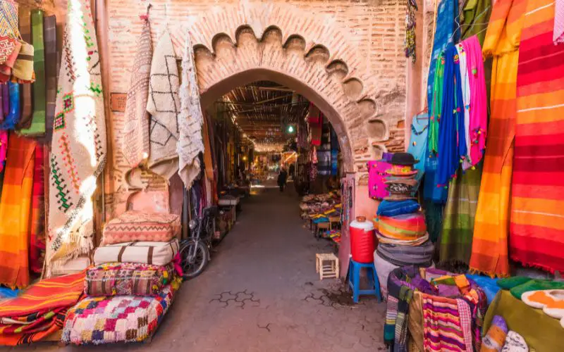 La Médina colorée de Marrakech et ses souks animés en septembre