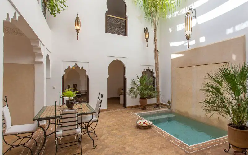 Patio avec piscine de la villa pas chère dans la Médina de Marrakech