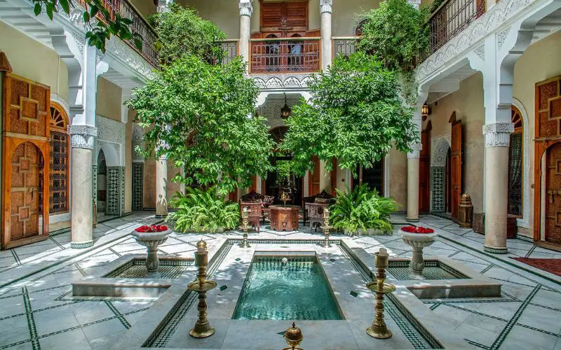 Le patio de la villa avec piscine dans la Médina de Marrakech