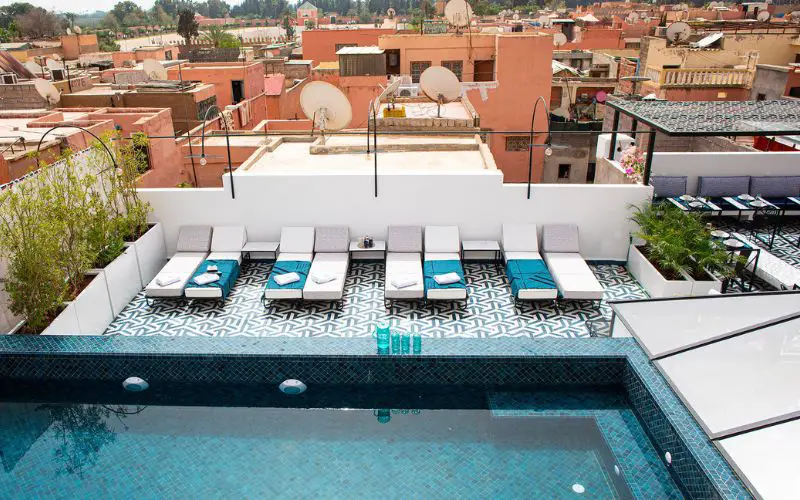 Le rooftop avec piscine de la villa de luxe de la Médina de  Marrakech