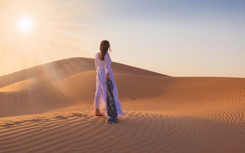 Promenade en longue robe légère dans le désert près de Marrakech
