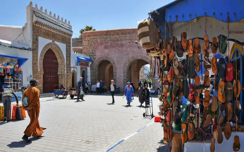 Des passants qui se promènent dans les rues de Marrakech en octobre