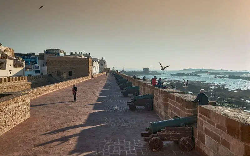 Les remparts de la ville côtière d'Essaouira, près de Marrakech, au mois d'avril