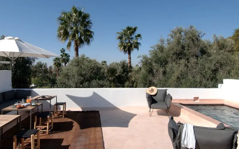 La terrasse en rooftop avec piscine de la villa pas chère de Marrakech
