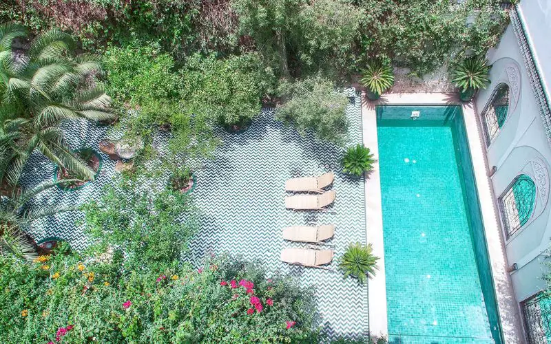 Vue panoramique de la terrasse avec piscine de la villa à Marrakech