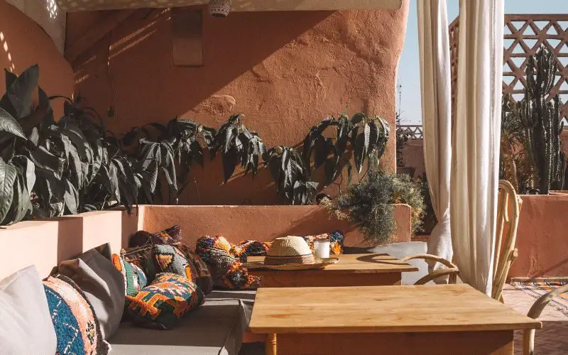 la terrasse au soleil d'un riad à Marrakech