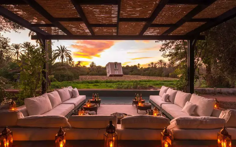La terrasse de la villa de luxe avec vue sur la palmeraie de Marrakech