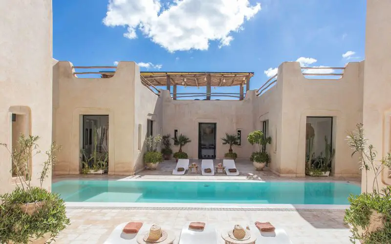 Les transats de la villa répartis autour de la piscine à Marrakech