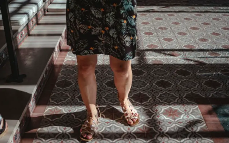 Une femme avec des vêtements d'été à Marrakech composés d'une jupe et de sandales ouvertes