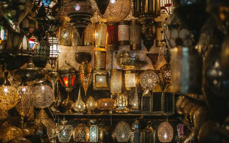 Des lumières dans les souks de Marrakech